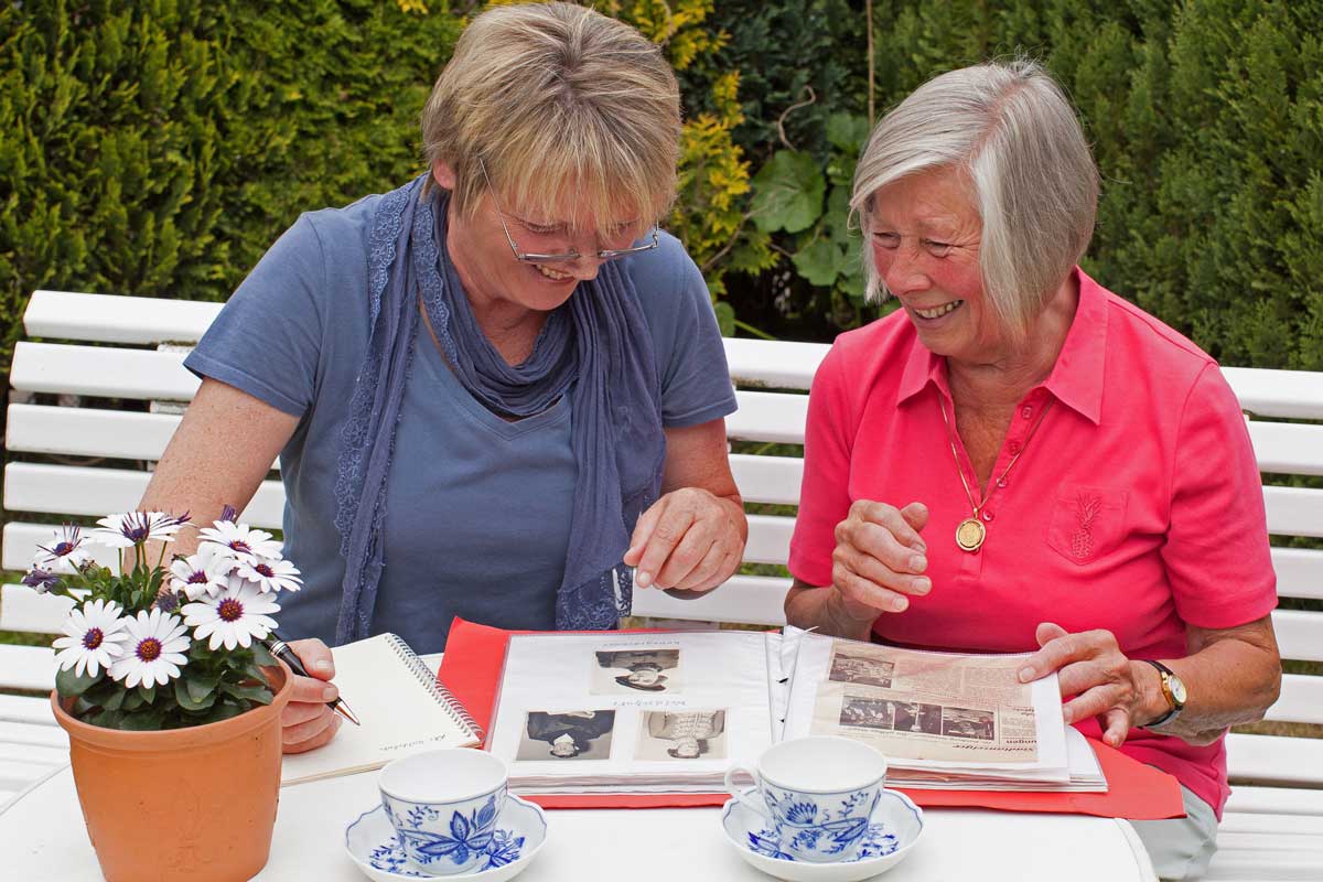 Der Bogen der Tätigkeit einer Senioren-Assistentin ist weit gespannt: Unterhaltung und geistiger Austausch gehören ganz wesentlich dazu. Foto: djd/Büchmann/Seminare/Michael Dicke Der Bogen der Tätigkeit einer Senioren-Assistentin ist weit gespannt: Unterhaltung und geistiger Austausch gehören ganz wesentlich dazu. Foto: djd/Büchmann/Seminare/Michael Dicke