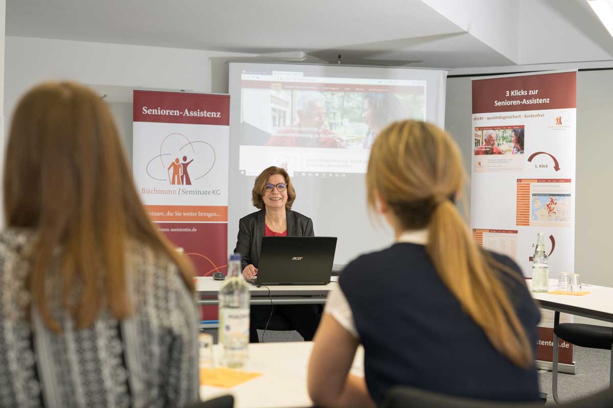 Ute Büchmann hat schon vor vielen Jahren das Berufsfeld der qualifizierten Senioren-Assistenz entwickelt. Neben fachlichem Wissen wird vor allem auch das nötige Know-how für die Selbstständigkeit vermittelt. Foto: djd/Büchmann/Seminare/friedrun reinhold Ute Büchmann hat schon vor vielen Jahren das Berufsfeld der qualifizierten Senioren-Assistenz entwickelt. Neben fachlichem Wissen wird vor allem auch das nötige Know-how für die Selbstständigkeit vermittelt. Foto: djd/Büchmann/Seminare/friedrun reinhold