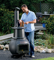 Der Gartengrill als Räucherofen: Ein robuster Alleskönner lässt keine Wünsche offen. Foto: Leda Werk/akz-o