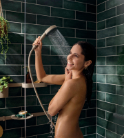 Mit der hansgrohe Pulsify Planet Edition schließt die Premiummarke den Kreislauf. Die Handbrause wird zu großen Teilen aus recyceltem Material hergestellt und verbraucht bis zu 60 Prozent weniger Wasser als herkömmliche hansgrohe Handbrausen bei gleichbleibend hohem Komfort. Alle eingesetzten Rohstoffe sind recycelbar. Foto: hansgrohe/Hansgrohe SE/akz-o