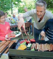Glühende Kohlen und der unwiderstehliche Duft brutzelnder Würstchen: Besonders Familien nutzen die warme Jahreszeit, um zusammen zu grillen. Foto: goodluz/stock.adobe.com/akz-o