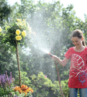Mit einem 2.000-Liter-Erdspeicher kann der Garten auch in Trockenperioden zuverlässig gewässert werden. Foto: INTEWA/akz-o