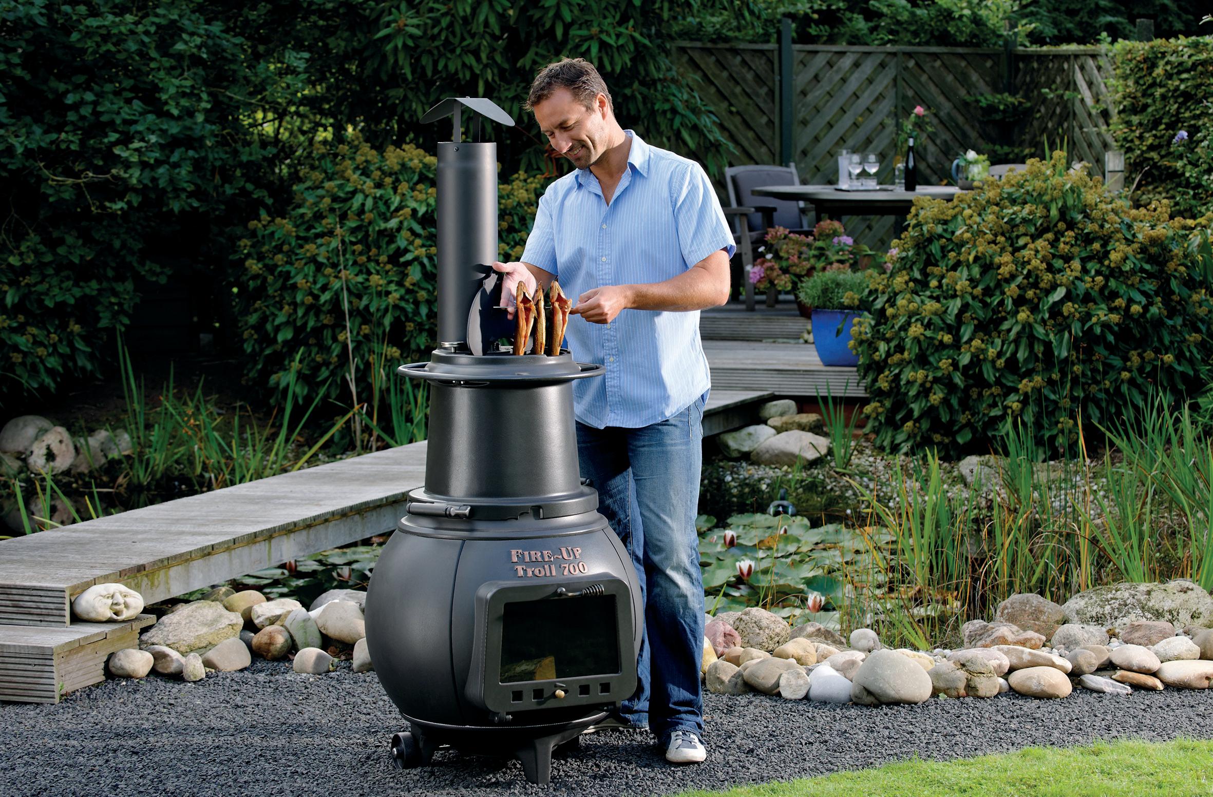 Der Gartengrill als Räucherofen: Ein robuster Alleskönner lässt keine Wünsche offen. Foto: Leda Werk/akz-o